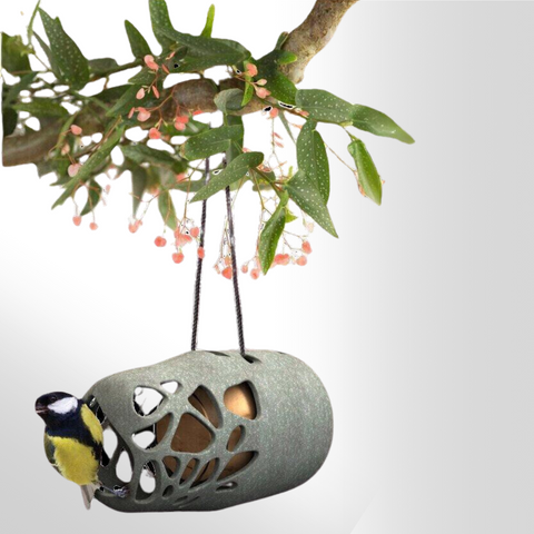 Singing Friend ESMEE - Bird Feeder - 100% Recycled Material - Grey - Sustainable Bird Feeder